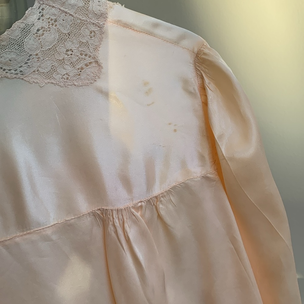 Vintage Sleep Jacket- Soft peachy pink with elegant lace trim- Lovely piece! - Picture 13 of 16